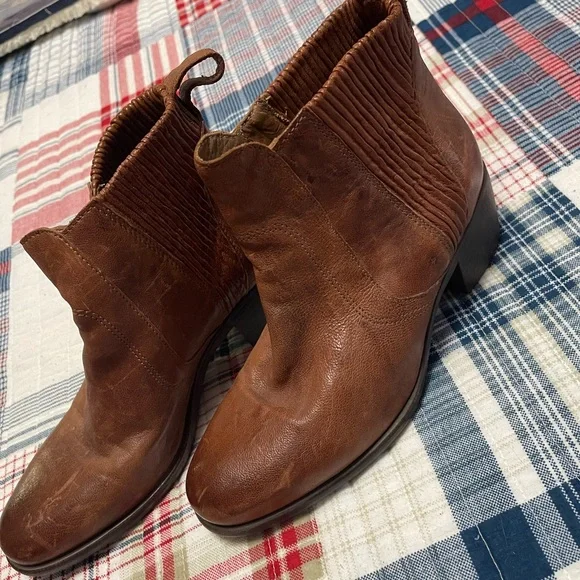 UGG Collection, made in Italy… Women’s Ankle Leather Boots, w/ shearling sole. - Picture 3 of 12